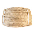 Grote rol 10 mm sisal touw, beige en gevlochten, netjes opgerold en vastgebonden met witte banden, geïsoleerd op een witte achtergrond.
