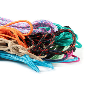 Bundel van 10 hoogwaardige PPMF en polyester touwen in 10 verschillende kleuren en patronen, inclusief wit en zwart. Elk touw is 5 meter lang, met diktes van 4 mm tot 10 mm. Mix van hol touw en touw met kern, sommige unieke uitvoeringen niet los verkrijgbaar. Kleuren zoals roze, groen, blauw, oranje, beige en veelkleurig patroon, perfect voor knutselen, outdoor activiteiten en decoratie.